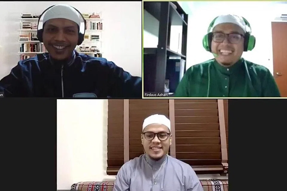 'MUHARAM DATANG, MUHARAM PERGI': Moderator forum, Ustaz Firdaus (kanan) mengadakan perbincangan dengan dua panelis jemputan - Ustaz Muhammad Farhan (kiri) dan Ustaz Mohammad Khairi (bawah).