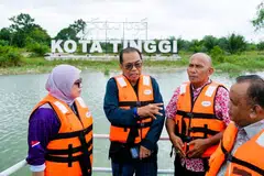 Naib Presiden Umno, Datuk Seri Mohamed Khaled Nordin (dua dari kiri), ketika  Majlis Ramah Mesra Bersama Komuniti Kampung Makam di Pangkalan Kota di Kota Tinggi.