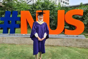 MINAT BAWA KECEMERLANGAN: Cik Insyirah baru-baru ini telah meraih ijazah Sarjana Muda Sains dalam Sains Hayat dengan Kepujian Tertinggi di Universiti Nasional Singapura (NUS), dengan minor dalam Kesihatan Awam.- Foto ihsan NUR INSYIRAH NURAZMI
