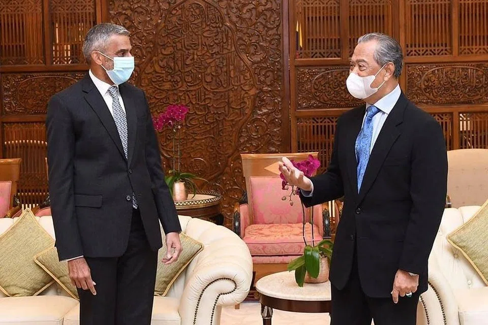 PERKUKUH HUBUNGAN: Pesuruhjaya Tinggi Singapura ke Malaysia, Encik Vanu Gopala Menon (kiri), menemui Perdana Menteri Tan Sri Muhyiddin di Putrajaya kelmarin. - Foto FACEBOOK MUHYIDDIN YASSIN