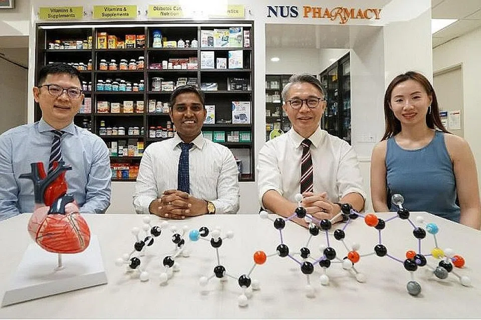BAKAL MANFAATKAN JUTAAN PESAKIT: Kejayaan besar yang dicapai pasukan yang diketuai Profesor Eric Chan (kedua dari kanan)dan termasuk (dari kiri)Profesor Pipin Kojodjojo, Dr Gopal Venkatesan dan Cik Jacqueline Leow Wen Hui itu dapat memberi manfaat kepada berjuta-juta pesakit AF di seluruh dunia. - Foto NUS