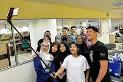 LAWATAN DARI SEBERANG TAMBAK: Sekumpulan pelajar daripada Kolej Ungku Omar, Universiti Kebangsaan Malaysia (UKM) bergambar bersama wartawan 'Berita Harian' semasa melawat bilik berita akhbar ini untuk mempelajari tentang industri media di Singapura, khususnya media Melayu. - Foto M.O. SALLEH