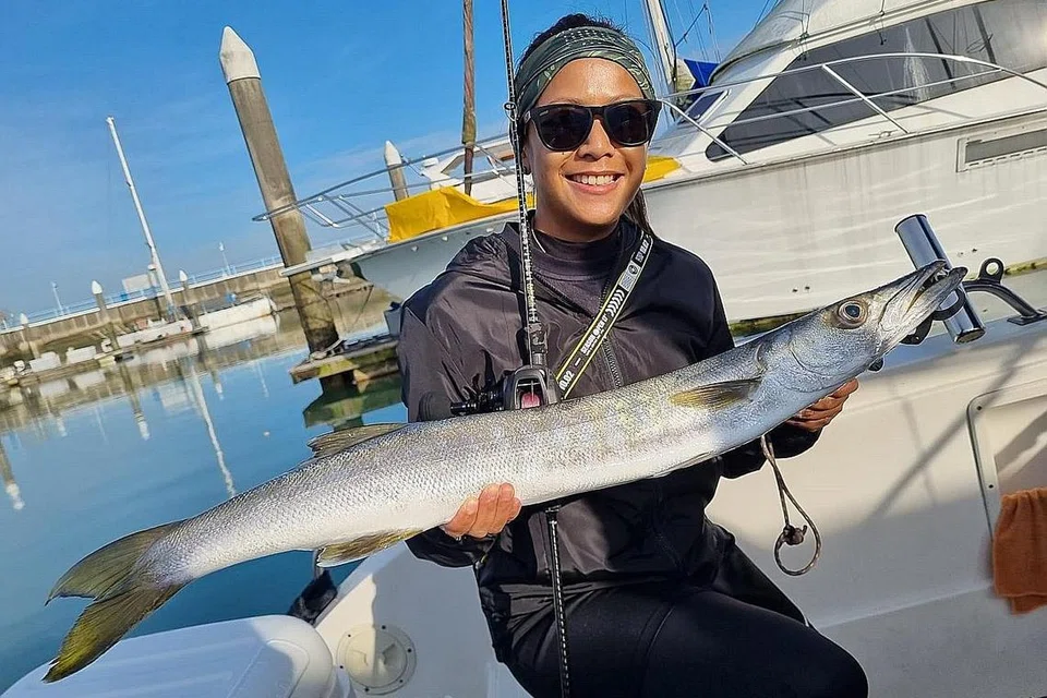BARRACUDA!: Cik Norhuda Mohd Saad dengan tangkapan Barracuda di lautan Tuas baru-baru ini. - Foto-foto GET HOOKED SG 