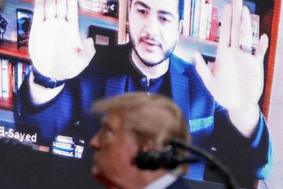 Presiden Amerika Syarikat, Encik Donald Trump, berucap dengan paparan video calon Senator Demokrat Michigan, Encik Abdul El-Sayed, di belakangnya semasa perhimpunan kempen di Port Huron, Michigan, pada 25 Oktober 2026. Encik Trump menuduh calon Muslim itu mempunyai kaitan dengan pengganasan, mencetuskan kecaman masyarakat Arab Amerika yang menyifatkan kenyataannya sebagai berbaur perkauman.