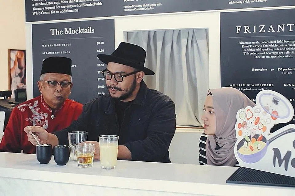 INGIN MELUASKAN MASYARAKAT PEMUISI: Encik Syahruramadhan (tengah) menggabungkan perniagaan minuman artisanal Rumi, The Poets Cup beliau dengan puisi kerana minatnya terhadap puisi dan ingin mengembangkan masyarakat pemuisi Singapura. - Foto BH oleh HARITH MUSTAFFA