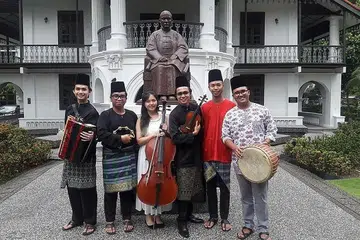 GABUNGAN IDEA ANAK MUDA: Presiden dan pengasas bersama Orkestra Sri Temasek, Encik Hanafi Idrus (dua dari kanan) dan pengasas bersama serta pengarah muzik, Encik Megat Muhammad Firdaus Mohd (kanan), terus memperjuangkan irama muzik tradisional agar segar dicintai generasi penggiat seni muda. - Foto ORKESTRA SRI TEMASEK