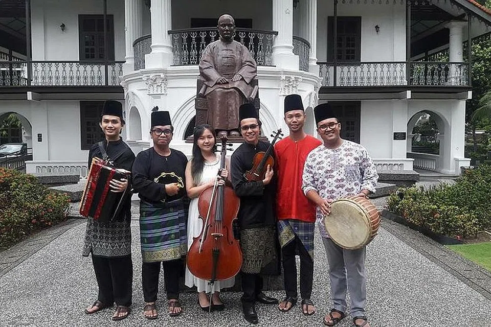 GABUNGAN IDEA ANAK MUDA: Presiden dan pengasas bersama Orkestra Sri Temasek, Encik Hanafi Idrus (dua dari kanan) dan pengasas bersama serta pengarah muzik, Encik Megat Muhammad Firdaus Mohd (kanan), terus memperjuangkan irama muzik tradisional agar segar dicintai generasi penggiat seni muda. - Foto ORKESTRA SRI TEMASEK