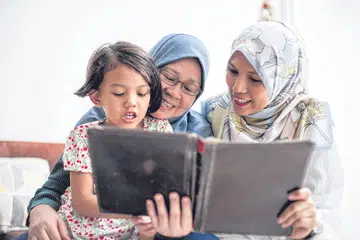 GANJARAN BERPANJANGAN: Kebaikan menjaga hubungan dengan saudara-mara, kaum kerabat, sahabat handai kepada ibu bapa atau suami isteri yang telah meninggal dunia akan sampai tidak sahaja kepada mereka yang mengusahakan jalinan ukhuwah itu, bahkan memberi pahala berterusan kepada mereka yang telah tiada. - Foto hiasan ISTOCKPHOTO