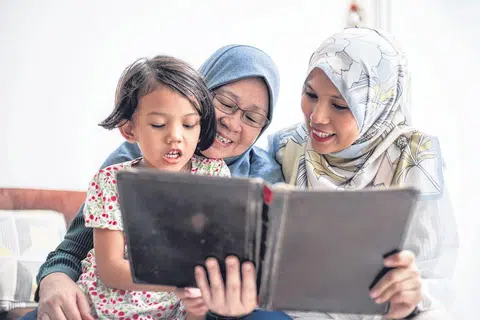 GANJARAN BERPANJANGAN: Kebaikan menjaga hubungan dengan saudara-mara, kaum kerabat, sahabat handai kepada ibu bapa atau suami isteri yang telah meninggal dunia akan sampai tidak sahaja kepada mereka yang mengusahakan jalinan ukhuwah itu, bahkan memberi pahala berterusan kepada mereka yang telah tiada. - Foto hiasan ISTOCKPHOTO