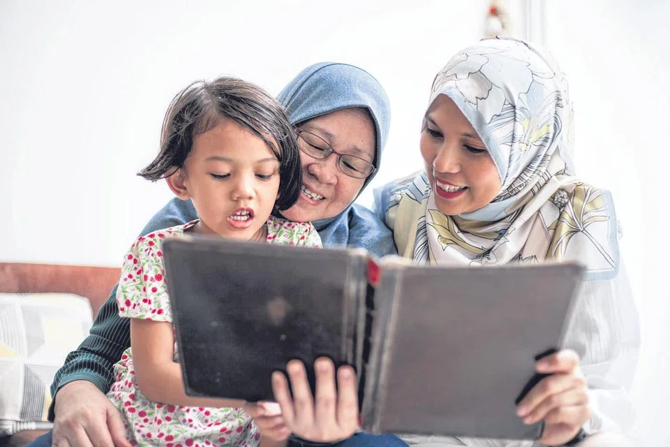 GANJARAN BERPANJANGAN: Kebaikan menjaga hubungan dengan saudara-mara, kaum kerabat, sahabat handai kepada ibu bapa atau suami isteri yang telah meninggal dunia akan sampai tidak sahaja kepada mereka yang mengusahakan jalinan ukhuwah itu, bahkan memberi pahala berterusan kepada mereka yang telah tiada. - Foto hiasan ISTOCKPHOTO