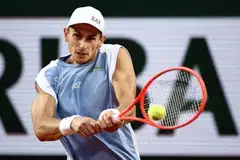 Matteo Arnaldi dari Italy beraksi ketika menentang pemain Amerika Syarikat, Frances Tiafoe, dalam perlawanan pusingan keempat Terbuka Perancis pada 1 Jun 2026.