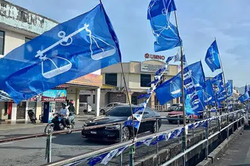 ANGIN BERTIUP, BENDERA BERKIBARAN: Demam pilihan raya kini semakin terasa di Malaysia dengan sebahagian bandar, seperti di Balik Pulau, Pulau Pinang ini, sudahpun dipenuhi bendera parti yang bertanding. - Foto THE STAR