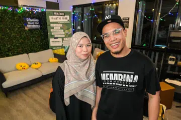 Pasangan suami isteri, Encik Mohamed Nor Jihad Mohamed Suhaimi dan Cik Sri Nur Asma-ul Husna Mohd Hussain, mengasaskan Membina Community, pertubuhan bukan meraih untung bagi membantu belia berisiko, pada 2023.