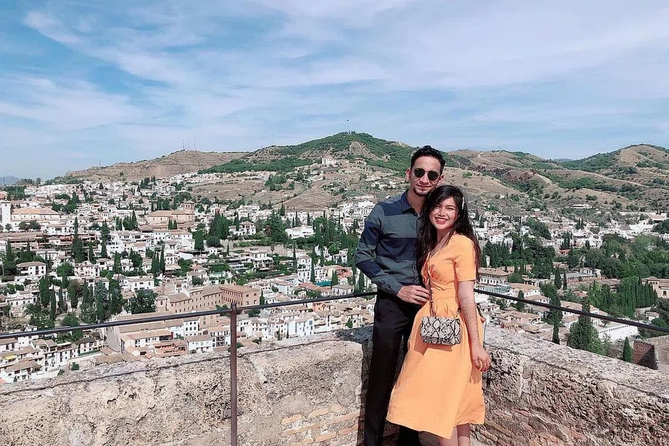 RANCANG SENDIRI PERJALANAN: Cik Syasya Naqiyah baru baru ini bercuti bersama suaminya Encik Aslam Shah di Sepanyol. - Foto ihsan SYASYA NAQIYAH