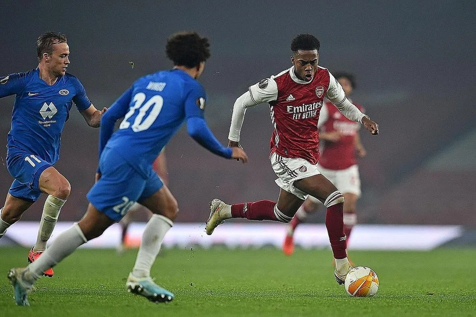 KEMENANGAN BESAR: Pemain midfield Arsenal, Joe Willock cuba melepaskan diri dari pemain pertahanan Molde sebelum menyumbatkan gol keempat pasukannya ketika kemenangan 4-1.