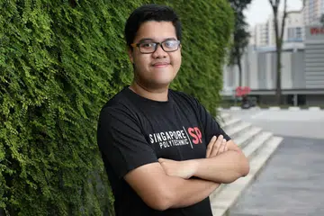 DAHULU GAGAL, KINI CEMERLANG: Encik Muhammad Asyraf Azman yang dahulu sering gagal dalam peperiksaan semasa di sekolah menengah kini tampil sebagai pelajar terbaik kursusnya di Politeknik Singapura. - Foto BM oleh ONG WEE JIN