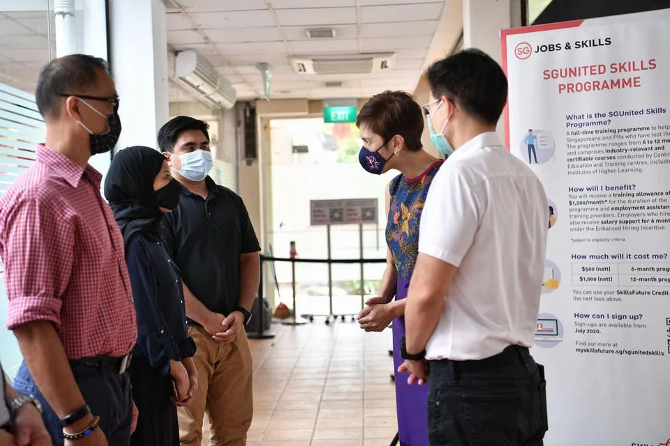 BANTU PEMOHON KERJA: Menteri Tenaga Manusia, Cik Josephine Teo, bersama Anggota Parlimen GRC Tampines, Encik Desmond Choo, beramah-tamah bersama tiga pemohon kerja, termasuk Cik Siti Aisyah (dua dari kiri), di acara temu ramah kerja yang dianjurkan WSG di Kelab Masyarakat Tampines Changkat. - Foto BH oleh ARIFFIN JAMAR