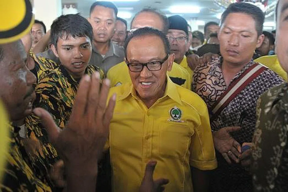 PELUANG TIPIS: Pencalonan Encik Aburizal Bakrie (baju kuning), yang mewakili parti Golkar dalam pilihan raya presiden, mungkin ditarik balik kerana ada pemimpin parti tersebut yang menganggap beliau tidak dapat menyaingi calon PDI-P, Jokowi. - Foto AFP