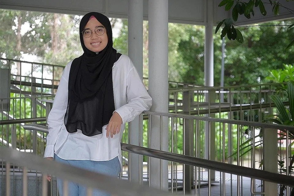 LAWAN KEADAAN MENTAL: Menghadiri sesi di Kelab Heal dan berkongsi pengalamannya di media sosial menjadi antara cara Cik Afiqah melawan gangguan skizoafektif yang dialaminya. - Foto BH oleh GAVIN FOO