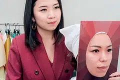 PAKAR WARNA: Cik Gwendolyn Tan dari Style Forth menjalankan analisis warna terhadap seorang pelanggan.