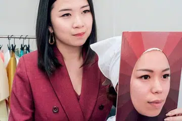 PAKAR WARNA: Cik Gwendolyn Tan dari Style Forth menjalankan analisis warna terhadap seorang pelanggan.