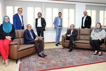 KERJASAMA KUKUH: Presiden Jamiyah, Dr Mohd Hasbi Abu Bakar (tiga dari kanan), dan kumpulannya berusaha gigih untuk menyediakan program dan perkhidmatan yang menyeluruh kepada masyarakat, termasuk dalam kebajikan, pendidikan, kesihatan dan dakwah. Bersama beliau ialah (dari kiri) Cik Roza Ahmad, penganalisis jabatan perancangan dan strategi korporat; Encik Jaffar Mydin, ketua pegawai operasi dan setiausaha agung; Dr H M Saleem, naib presiden kanan I; Encik Hafidz Abdul Malik, ketua pegawai strategik; Encik Mahmud Ahmad; Encik Siraj Salman; dan Cik Syahirah Abdul Malek, ketiga-tiganya penganalisis jabatan perancangan dan strategi korporat. - Foto BH oleh KHALID BABA