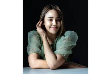 BERTUAH: Azura rasa sangat bertuah dapat peluang melakukan pekerjaan yang amat secocok dengan dirinya. - Foto WHITESPACE