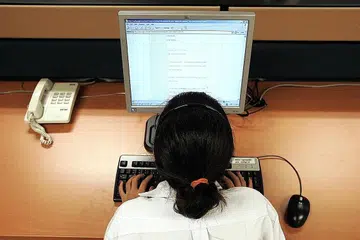 PERANAN INTERNET: Media dalam talian boleh memainkan peranan besar dalam meningkatkan rasa ingin tahu belia terhadap dadah kerana mereka menghabiskan banyak masa di Internet dan platform media sosial seperti Facebook dan Instagram. Golongan belia boleh dipengaruhi perkara yang dibaca mereka dalam talian, khususnya di platform yang menggalakkan penyalahgunaan dadah sebagai sikap yang "normal dan boleh diterima". - Foto fail