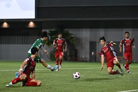 Pemain tengah Geylang International, Riku Fukashiro (dua dari kiri), menjaringkan gol pertama ketika menentang Tanjong Pagar United pada 19 April dalam saingan Liga Perdana Singapura (SPL). Perlawanan berakhir 2-1 memihak kepada Geylang.