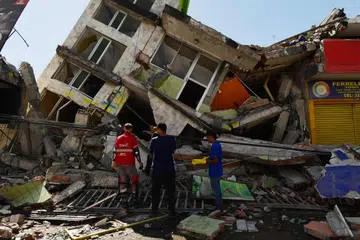 Orang ramai mencari mangsa yang terselamat di celah runtuhan sebuah bangunan selepas gempa bumi kuat melanda Pereira, Colombia, pada 10 Ogos 2026.