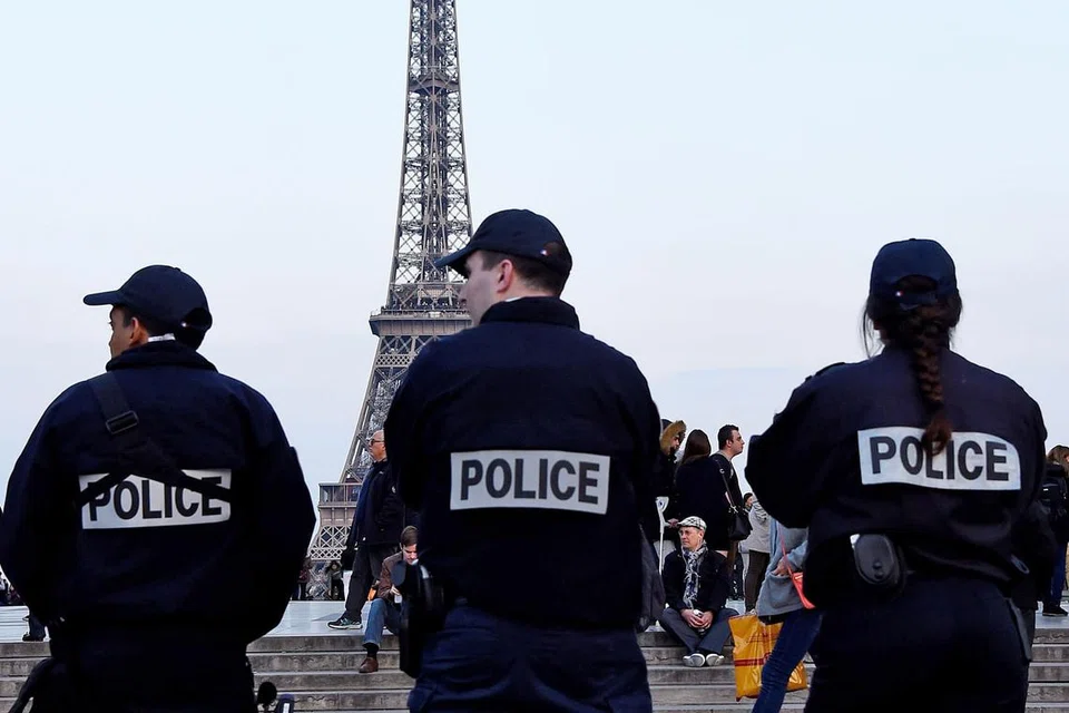 KAWALAN DIPERTINGKAT: Anggota polis kelihatan mengawal kawasan berdekatan Menara Eiffel menjelang Pilihan Raya Presiden Perancis hari ini. - Foto AFP
