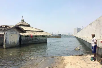 Sebuah masjid dilihat semakin ditenggelami air laut berhampiran tembok laut sedia ada di Jakarta Utara. Indonesia merancang membina tembok laut gergasi baharu di pesisir utara Pulau Jawa bagi menangani banjir pesisir, kenaikan paras laut dan penurunan tanah yang semakin menjejas masyarakat pesisir di kawasan padat penduduk dan perindustrian.