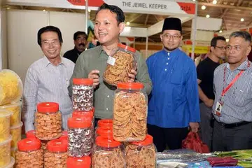 GALAK NIAGA: Anggota Parlimen (AP) GRC Chua Chu Kang, Encik Zaqy Mohamad (tiga dari kanan), bersama Pengarah Urusan MegaXpress International, Encik Hamzah Haji Abdullah (paling kiri); Pengerusi Masjid AlKhair, Encik Rashid Ramli (baju biru); dan Naib Pengerusinya, Encik Abdul Wahab (kanan) bertemu peniaga di Pameran Mega Wedding & Lifestyle and Exotica Indonesia anjuran MegaXpress di Singapore Expo semalam. - Foto M.O. SALLEH