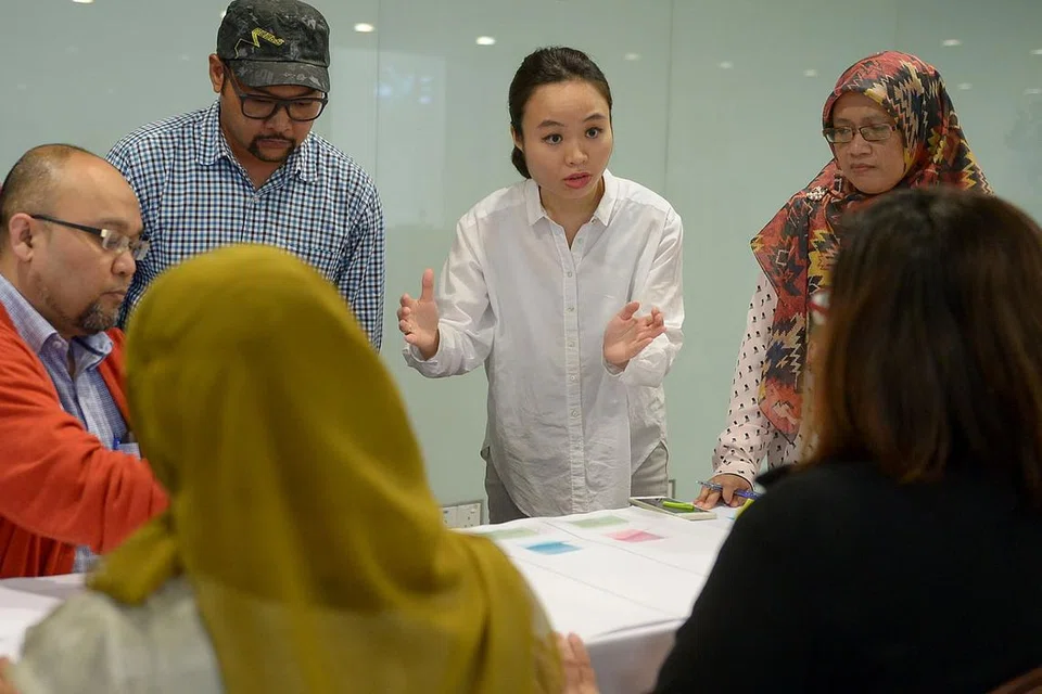 BERGIAT DEMI MASYARAKAT: Cik Nadia Yeo (tengah) meluangkan masa membincangkan cara berkesan menjadi suara golongan wanita Muslim yang menghadapi pelbagai isu. - Foto TUKIMAN WARJI
