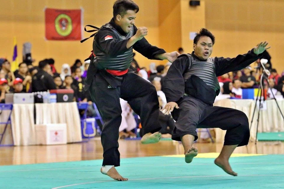 PENUH AKSI: Juara dunia 2012, Muhammad Shakir Juanda (kiri) menjatuhkan lawan dalam laluannya ke pingat emas di PSK 2016. - Foto-foto ZACK ZAINAL UNTUK PERSISI