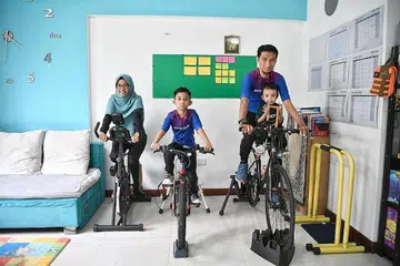 KEMBANGKAN KECERDASAN EMOSI: Encik Muhammad Dzulkifly Ahmad, dan isteri Cik Karmilah Hafid mengembangkan kecerdasan emosi kedua anak lelaki mereka melalui kerja kesukarelawanan. - Foto BH oleh ARIFFIN JAMAR