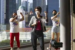 MENDEKATI GOLONGAN BERLAINAN: Cik Low bersama tetamu lain melakukan tarian Zumba di Muzium Negara sempena pelancaran kempen baru A4HPV, One Less Worry. - Foto BM oleh SAMUEL ANG