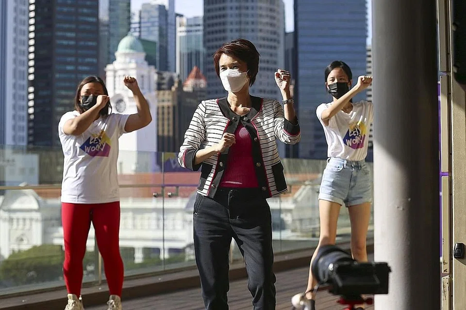 MENDEKATI GOLONGAN BERLAINAN: Cik Low bersama tetamu lain melakukan tarian Zumba di Muzium Negara sempena pelancaran kempen baru A4HPV, One Less Worry. - Foto BM oleh SAMUEL ANG