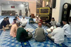 SESI TADARUS: Masjid An-Nur mengadakan sesi tadarus Al-Quran untuk mendorong jemaah, khususnya warga emas, agar mendekatkan diri dengan Al-Quran. Sesi bagi kaum Muslimah diadakan setiap pagi Isnin, manakala bagi Muslimin setiap Jumaat selepas isyak.