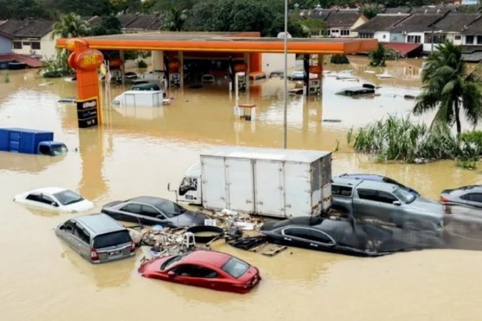 Penduduk Taman Sri Muda, di Shah Alam, Selangor, dakwa kegagalan kerajaan dalam pengurusan banjir, sistem perparitan, amaran cuaca, tindak balas bencana menyumbang kepada kerugian mereka.