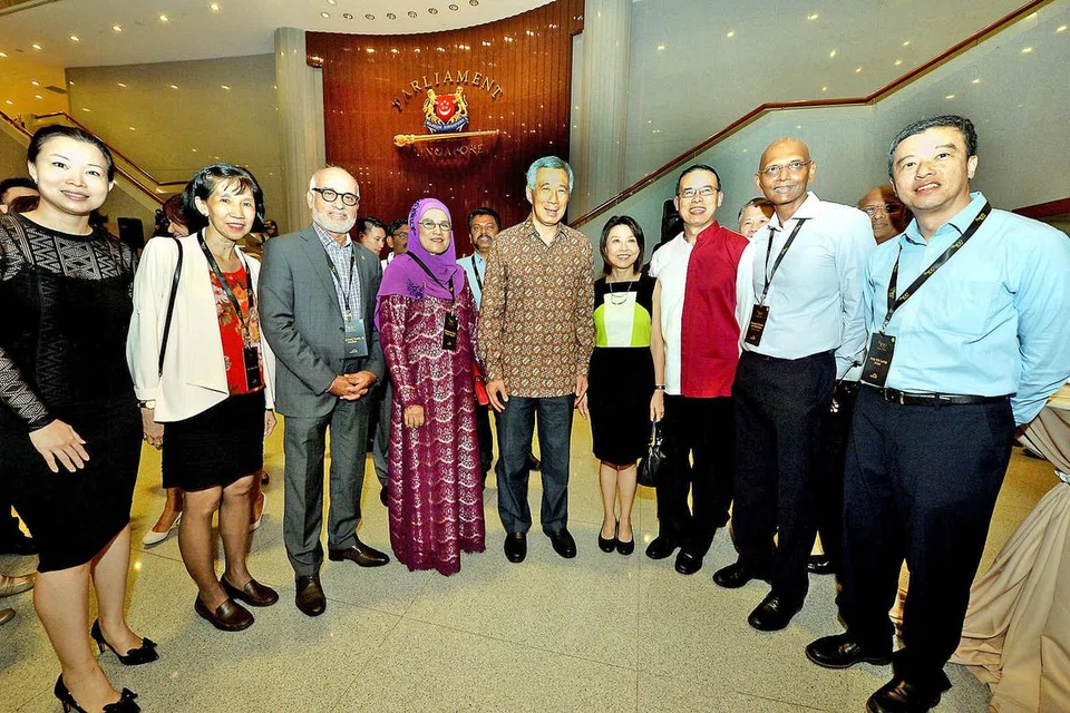 IKTIRAF SUMBANGAN: Encik Lee (tengah) bergambar dengan dermawan Club-100@North West yang diiktiraf, termasuk Encik Mohamed Rafin Kadim (tiga dari kiri) dan Cik Norazizah Mohd Tajudin (empat dari kiri), dalam jamuan malam di Parlimen semalam. - Foto M.O. SALLEH