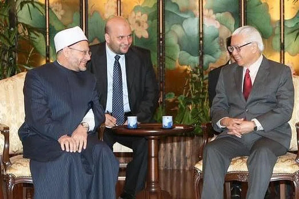 LAWATAN PERTAMA KE SINGAPURA: Mufti Besar Mesir, Sheikh Dr Shawki Allam (kiri) dan Penasihat Kanan kepada Mufti Besar Mesir, Dr Ibrahim Negm (tengah), menemui Presiden Tony Tan Keng Yam (kanan) di Istana dalam kunjungan muhibah semalam. - Foto ZAOBAO