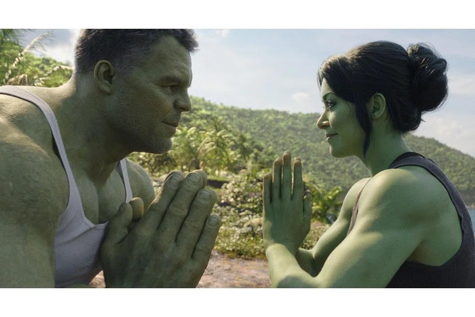 WIRAWATI BINGIT: Tatiana Maslany (kanan) selaku She-Hulk yang bergandingan dengan Mark Ruffalo, pelakon Hulk, suka dengan wataknya sebagai wanita yang dibelenggu kuasa luar biasa yang dianggap penghalang rutin harian sebagai peguam. - Foto DISNEY+