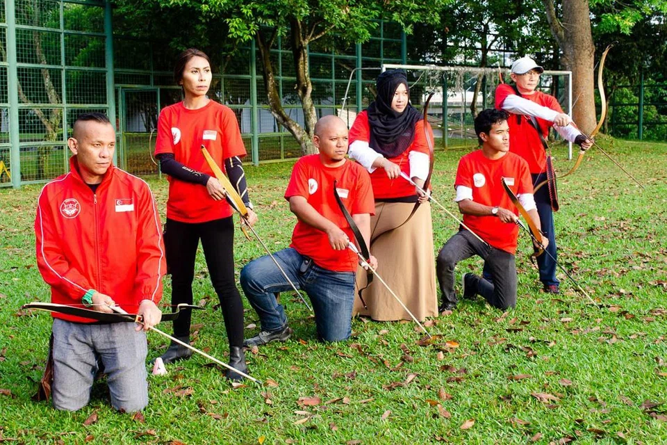 BERTARUNG DI GELANGGANG ANTARABANGSA: (Dari kiri) Encik Zafirudin Noor, Cik Nazima Salleh, Encik Ahmad Zuhairi Sa'at, Cik Saleha Rashidi, Encik Ahmad Shaibawi Sumardi dan Encik Calvin Heng adalah pemanah tradisional dari Traditional Archers Singapore yang akan mewakili Singapura ke Sukan Berkelana Sedunia di Kyrgyzstan, minggu depan. - Foto BH oleh RABIATUL ADAWIYAH SALEH