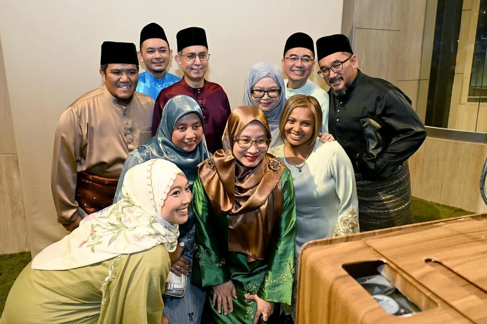 Pemangku Menteri Bertanggungjawab bagi Ehwal Masyarakat Islam, Profesor Madya Dr Muhammad Faishal Ibrahim (tiga dari kiri, belakang) bersama tetamu di Perjumpaan Hari Raya Menteri di Hotel Parkroyal Collection Marina Bay pada 10 April. 