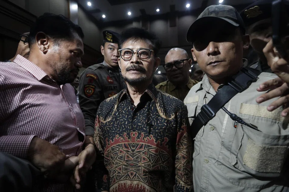 Bekas menteri pertanian Indonesia, Syahrul Yasin Limpo (tengah), yang dikawal oleh pegawai mahkamah di Jakarta pada 11 Julai, juga didenda 300 juta rupiah ($25,000) dan diperintahkan membayar sekitar 14.6 bilion rupiah sebagai pampasan.