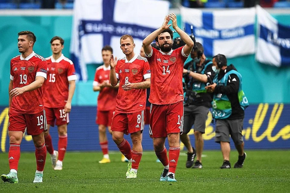  RUSSIA LWN DENMARK - DENMARK DIJANGKA MENANG: Russia (gambar atas) bertemu Denmark pastinya menjadi 'favourite' peminat untuk mengakhiri pertandingan dengan jaya menyusuli kejadian hampir tragik melibatkan pemain bintang mereka, Christian Eriksen, rebah di padang dalam perlawanan pembukaan.- Foto EPA-EFE