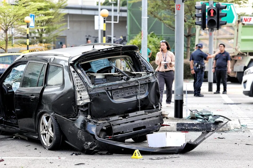 Kereta hitam ini antara beberapa kenderaan yang terlibat dalam nahas berbilang kenderaan di persimpangan antara Tampines Avenue 1 dan Tampines Avenue 4 pada pagi 22 April.