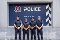 Empat pegawai polis dari Pusat Polis Kejiranan (NPC) Rochor, (dari kiri) Sarjan Tong Siang Chong, Inspektor Balai (SI) Muhammad Aniq Rusli, Sarjan Mohamed Fayyaz Habibrahiman, dan Konstabel Khas (SC) Armand Wagner, berjaya memadamkan api di sebuah unit kediaman dan menyelamatkan seorang warga tua.