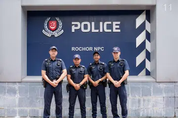 Empat pegawai polis dari Pusat Polis Kejiranan (NPC) Rochor, (dari kiri) Sarjan Tong Siang Chong, Inspektor Balai (SI) Muhammad Aniq Rusli, Sarjan Mohamed Fayyaz Habibrahiman, dan Konstabel Khas (SC) Armand Wagner, berjaya memadamkan api di sebuah unit kediaman dan menyelamatkan seorang warga tua.